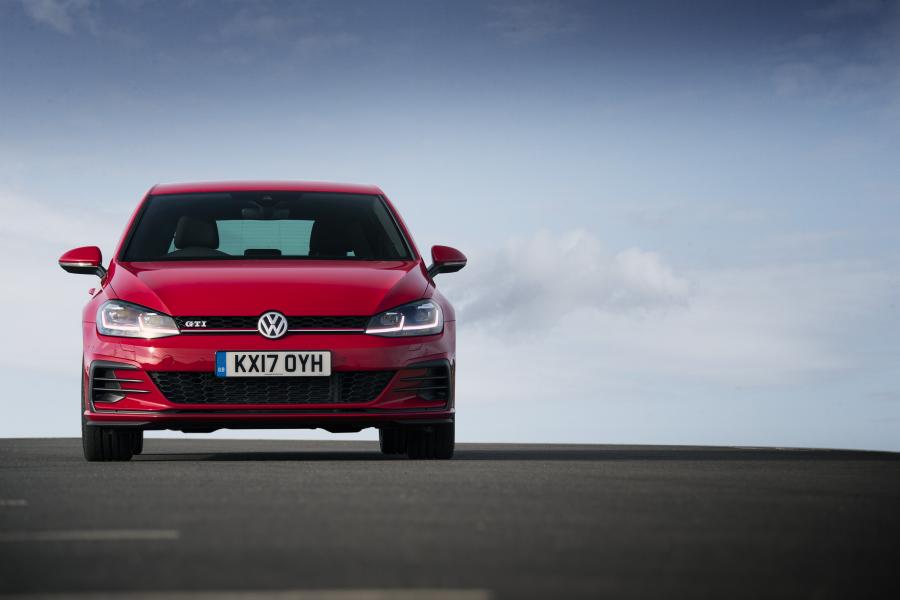  Volkswagen Golf GTi 5-Door 2017 года  (UK) (фото 14 из 28)